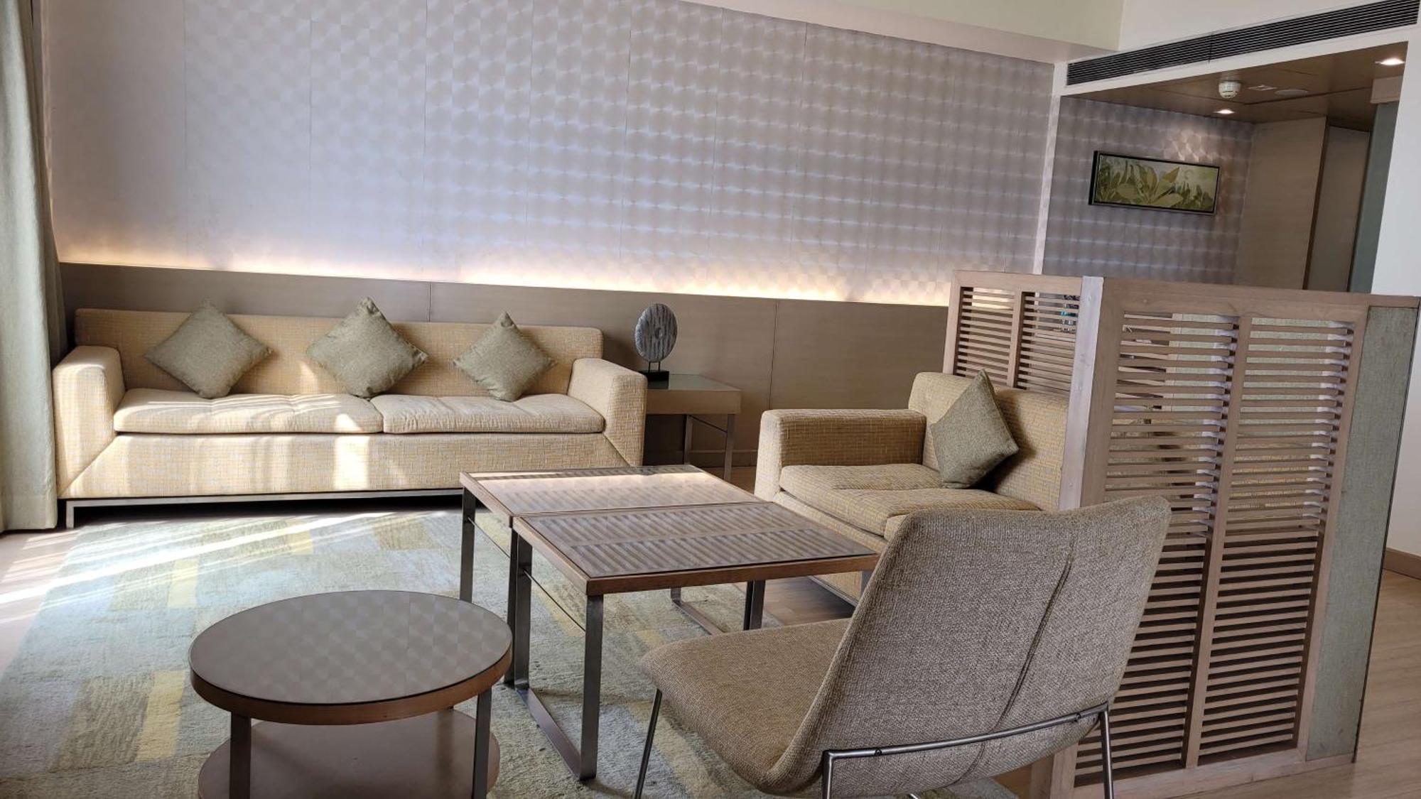 Radisson Blu Hotel, Greater Noida Bagian luar foto The interior of the lounge