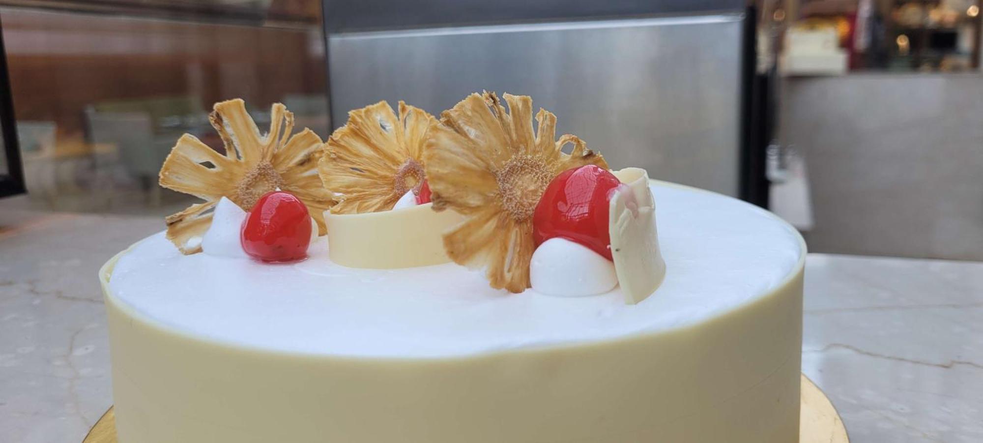 Radisson Blu Hotel, Greater Noida Bagian luar foto A cake