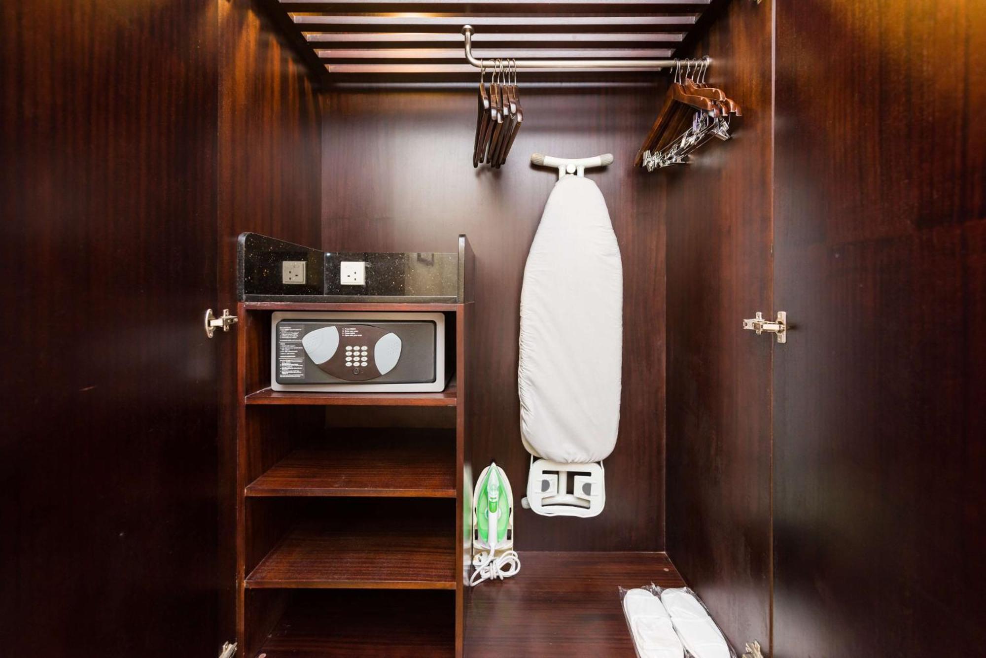 Radisson Blu Hotel, Greater Noida Bagian luar foto A hotel room wardrobe with a safe