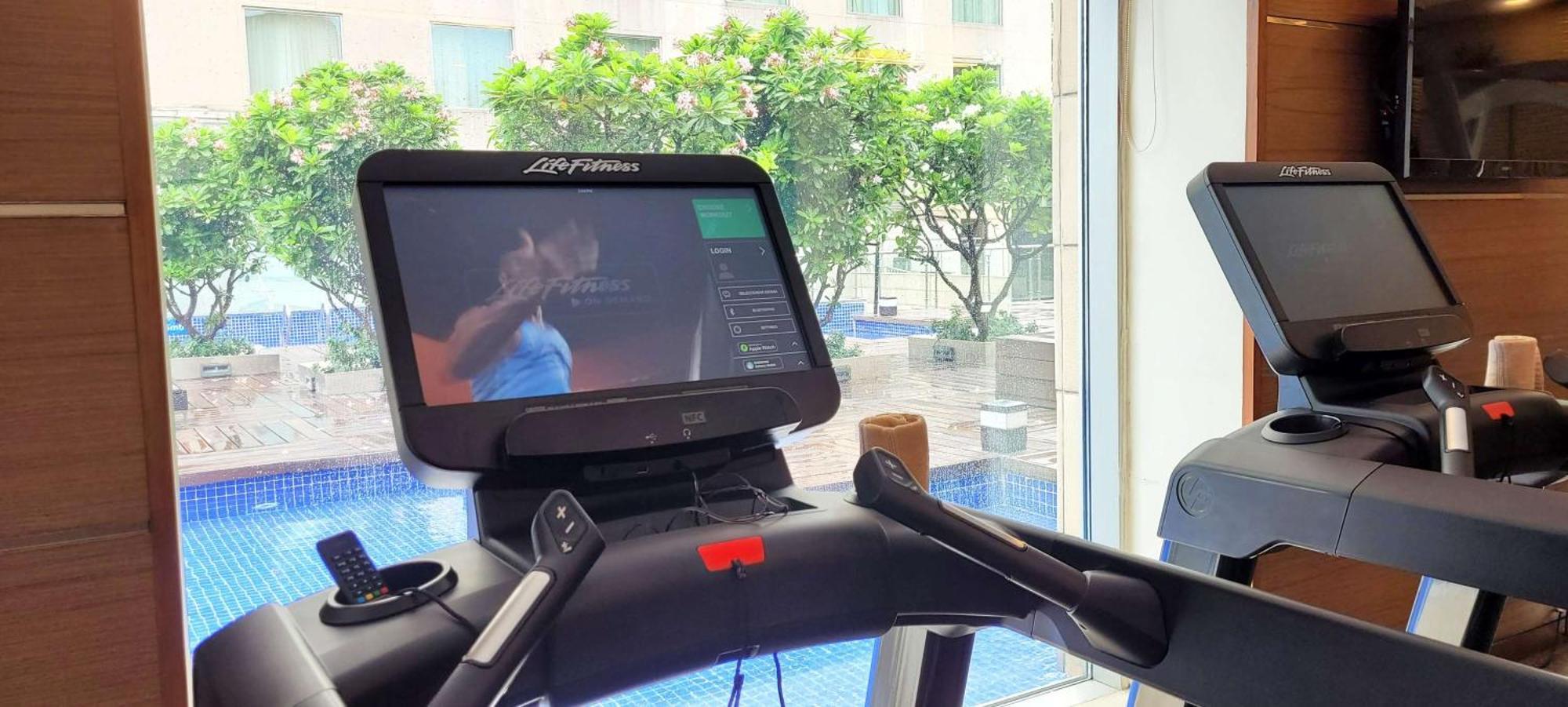 Radisson Blu Hotel, Greater Noida Bagian luar foto A treadmill with a screen