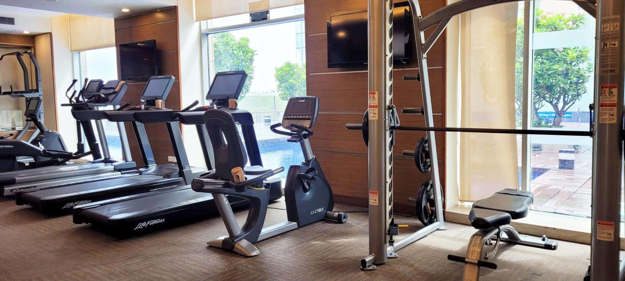 Radisson Blu Hotel, Greater Noida Bagian luar foto A gym at a hotel