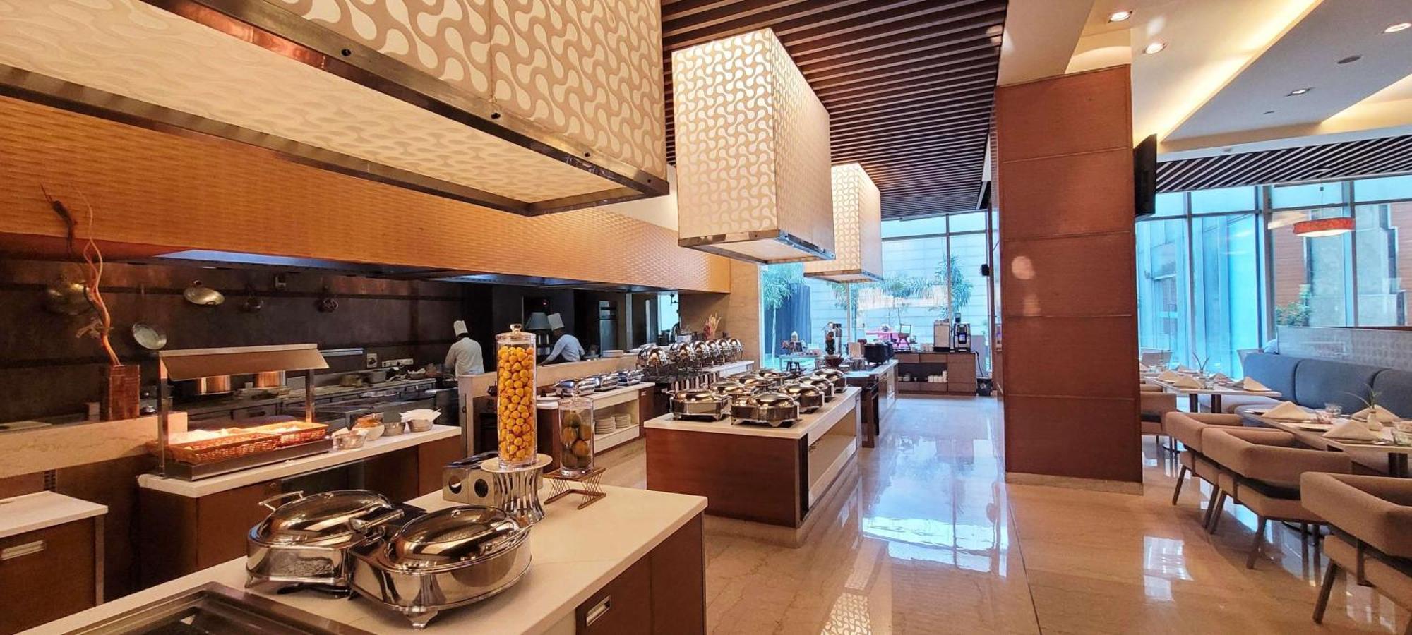 Radisson Blu Hotel, Greater Noida Bagian luar foto The buffet at the hotel