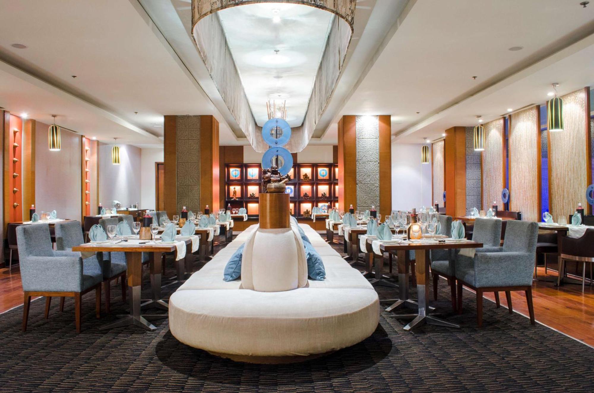 Radisson Blu Hotel, Greater Noida Bagian luar foto The restaurant