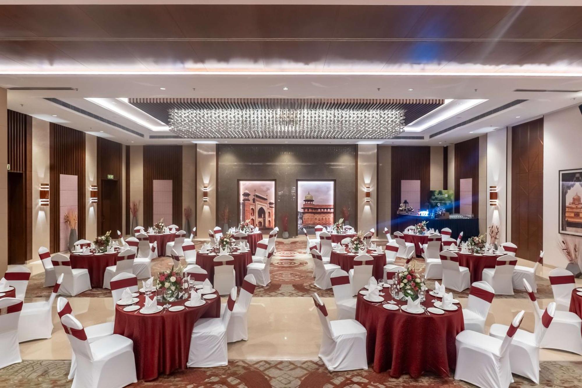 Radisson Blu Hotel, Greater Noida Bagian luar foto The Grand Ballroom