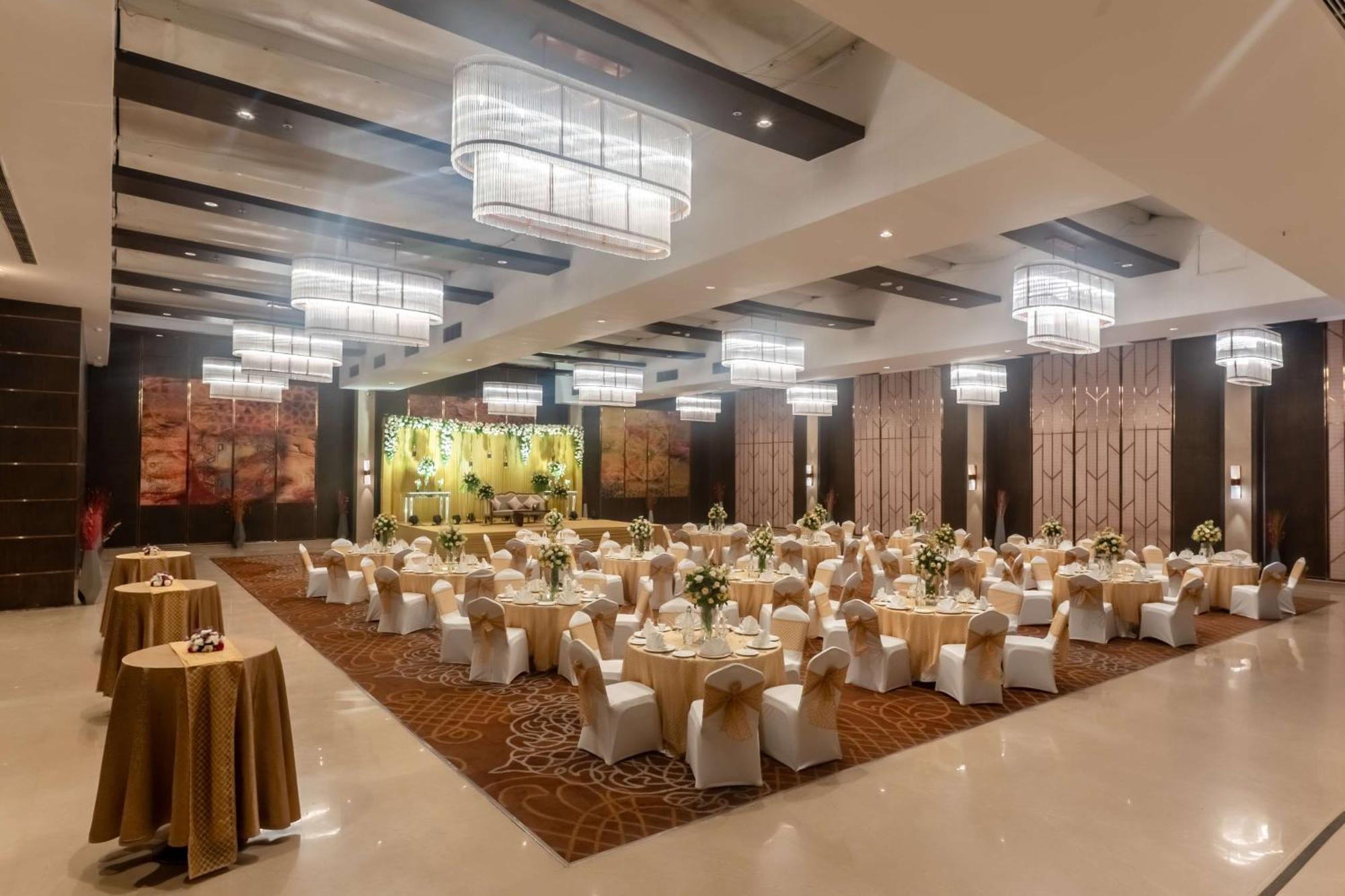 Radisson Blu Hotel, Greater Noida Bagian luar foto The Grand Ballroom