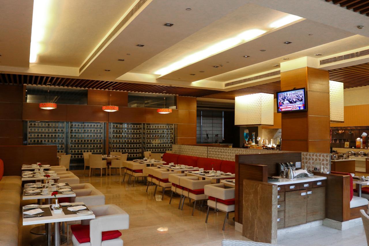 Radisson Blu Hotel, Greater Noida Bagian luar foto The interior of a typical buffet restaurant