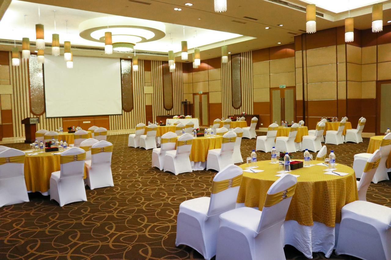 Radisson Blu Hotel, Greater Noida Bagian luar foto A typical conference room