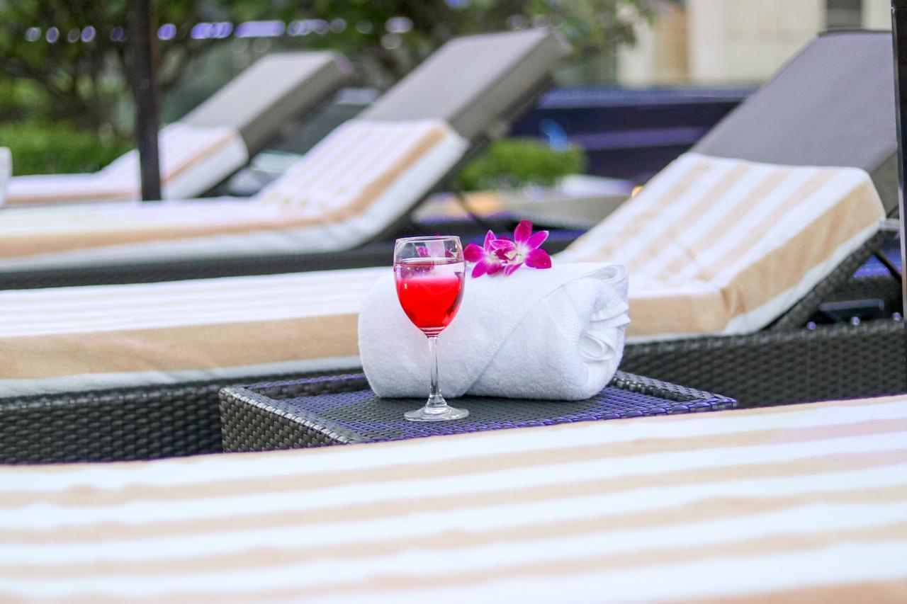 Radisson Blu Hotel, Greater Noida Bagian luar foto Poolside at the hotel