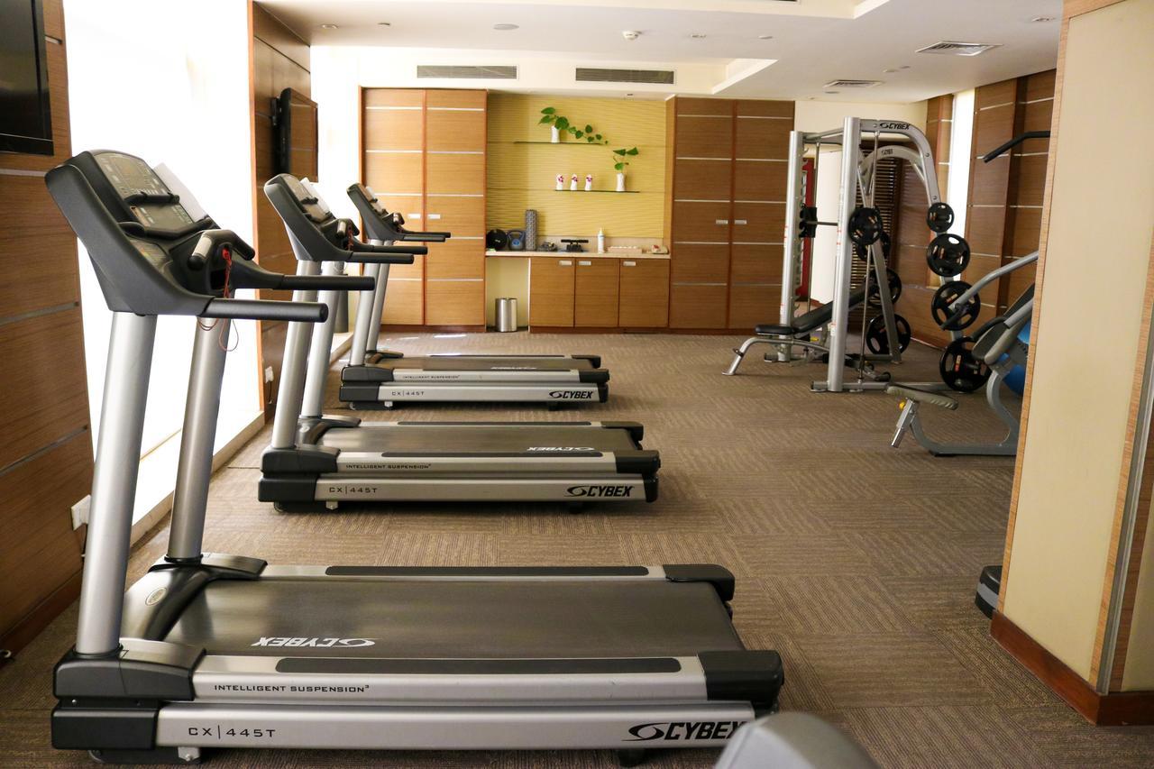 Radisson Blu Hotel, Greater Noida Bagian luar foto A gym at a hotel