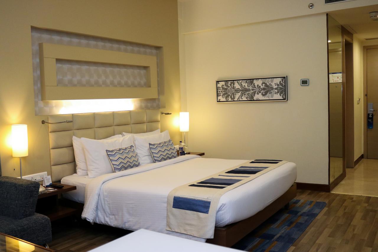 Radisson Blu Hotel, Greater Noida Bagian luar foto A room at the Taj Bengal