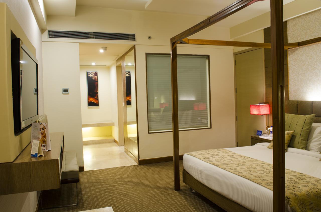 Radisson Blu Hotel, Greater Noida Bagian luar foto A room at the Taj Bengal