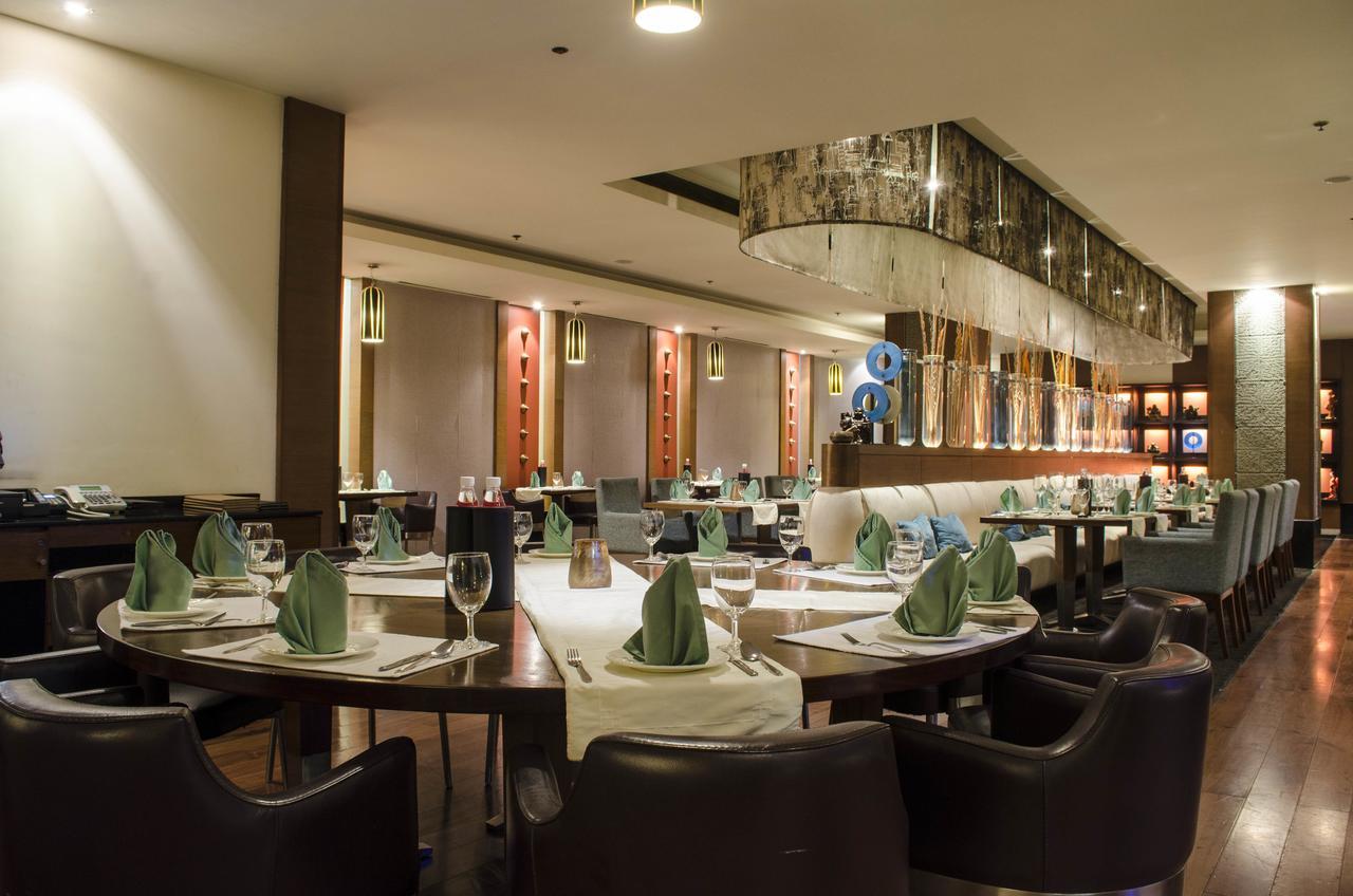 Radisson Blu Hotel, Greater Noida Bagian luar foto The restaurant