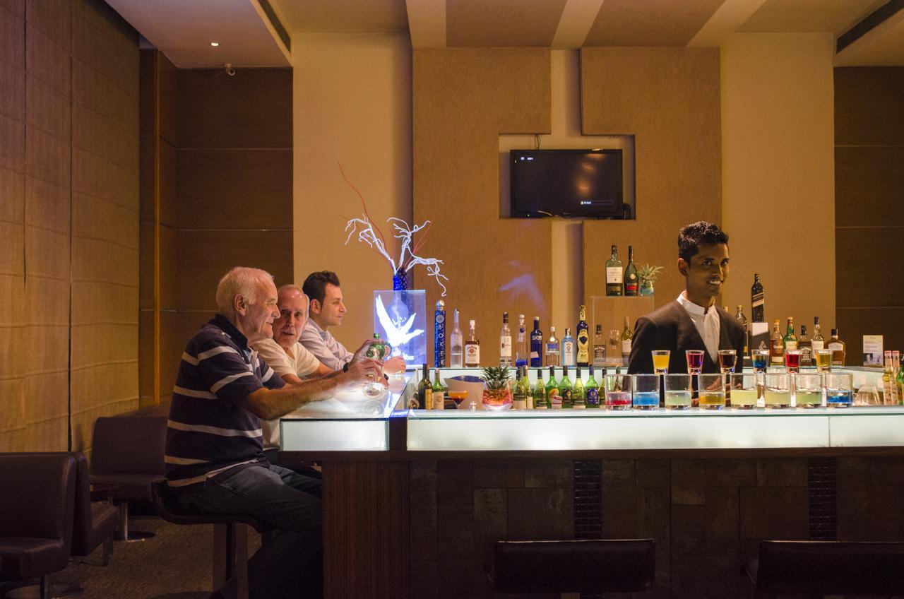 Radisson Blu Hotel, Greater Noida Bagian luar foto A bar in a hotel