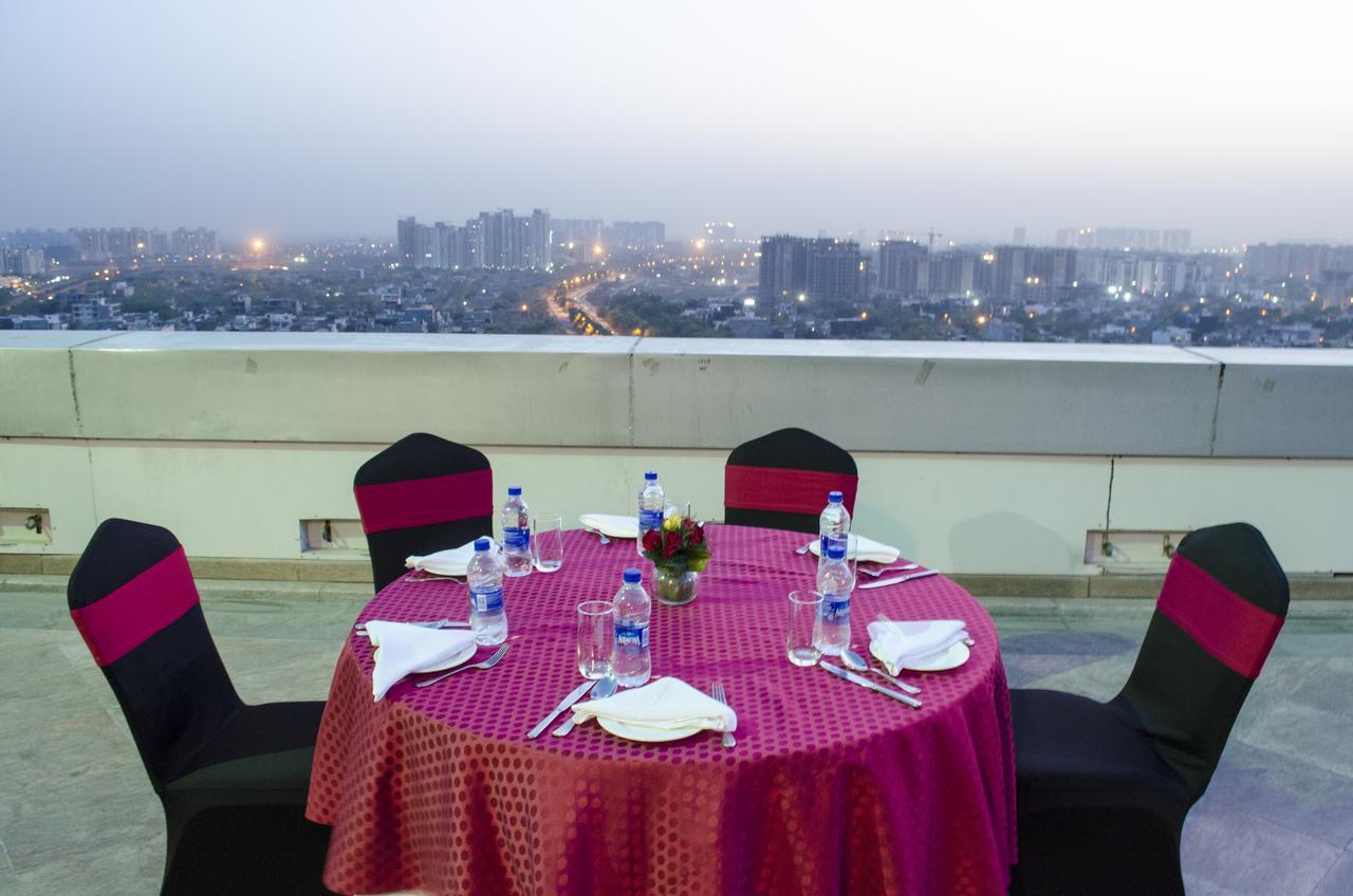 Radisson Blu Hotel, Greater Noida Bagian luar foto Skyline view from the hotel