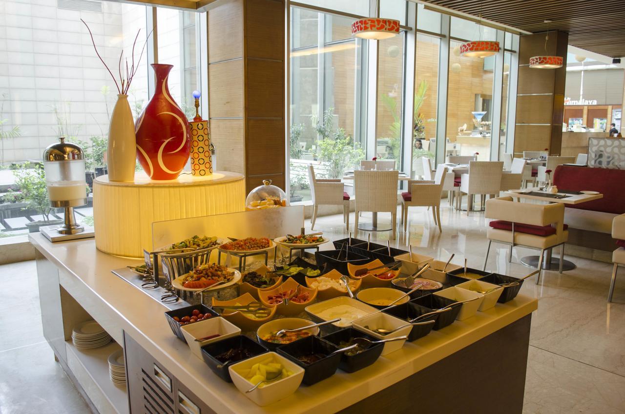 Radisson Blu Hotel, Greater Noida Bagian luar foto A buffet at a hotel